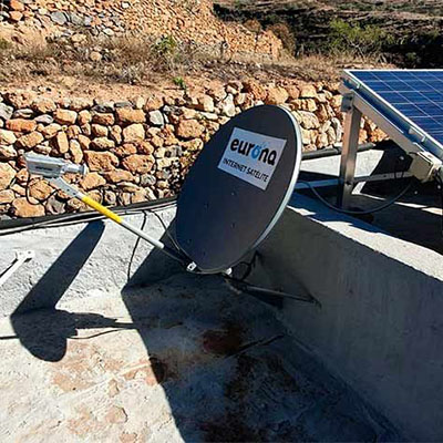 Antena parabolica para internet por Satelite en techo com placa solar