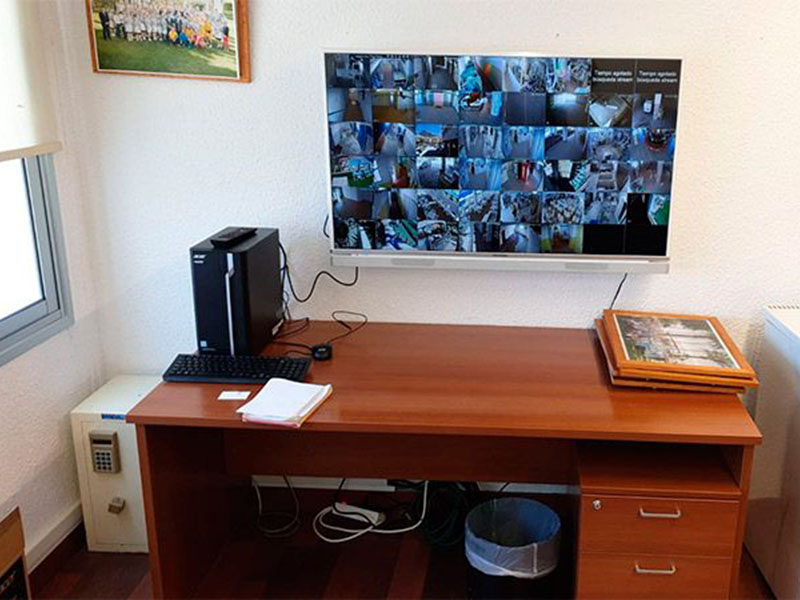 Sistema de video vigilancia con pantalla en oficina