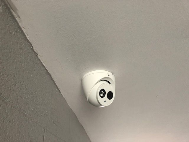Camera de video vigilancia en techo